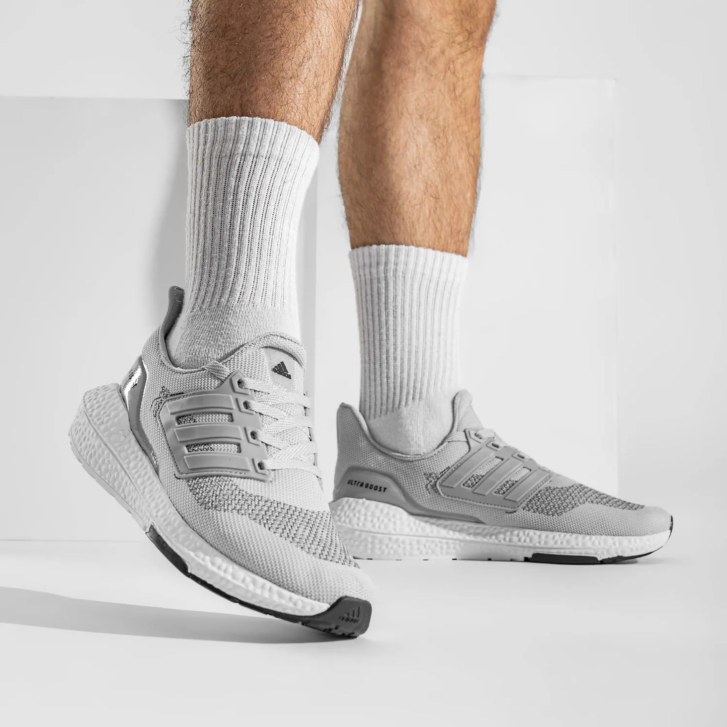 Adds UltraBoost - Preto Branco